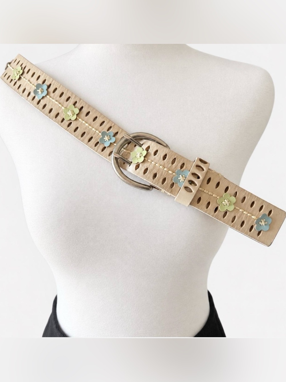 Rare Levi’s 4035 Genuine Leather Floral Belt Size Large Y2K Boho